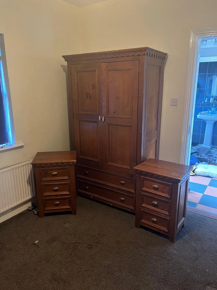 Bedroom furniture set - Image 1