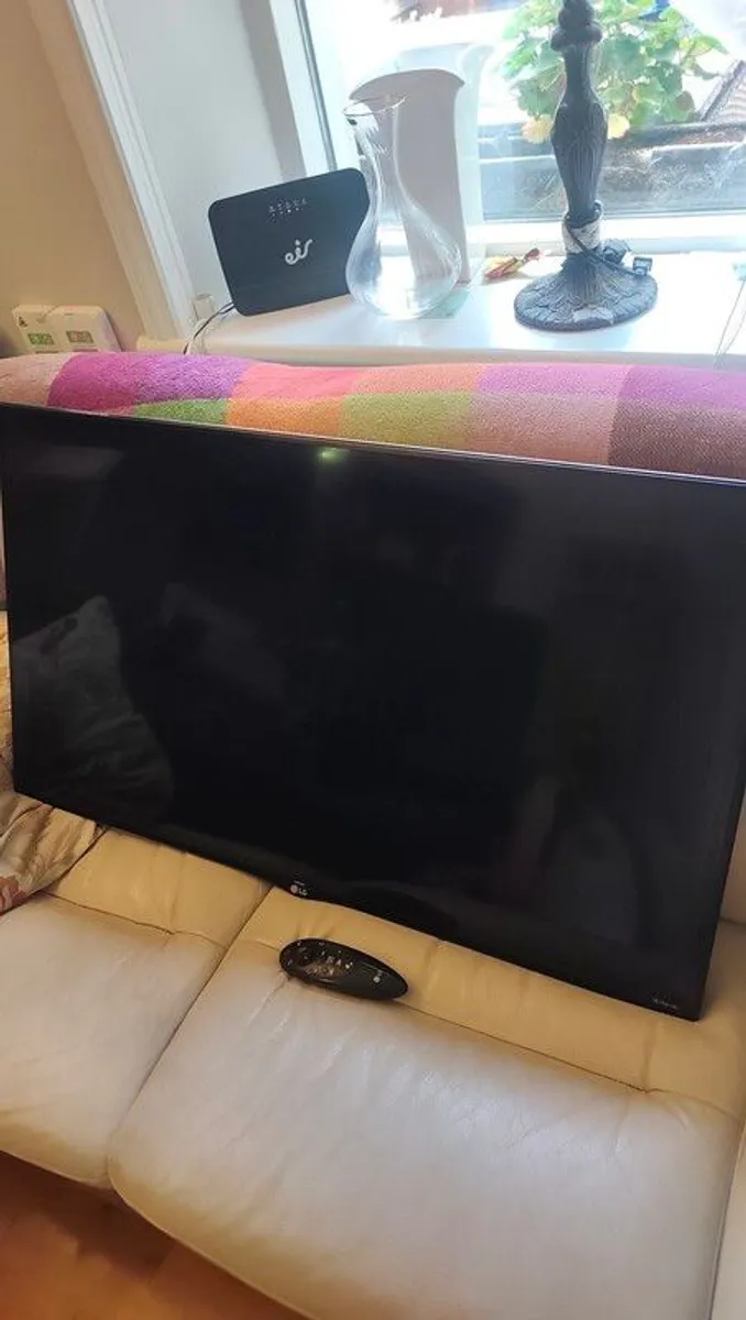 LG 40" Ultra HD TV + Wall bracket ( new in box) - Image 1