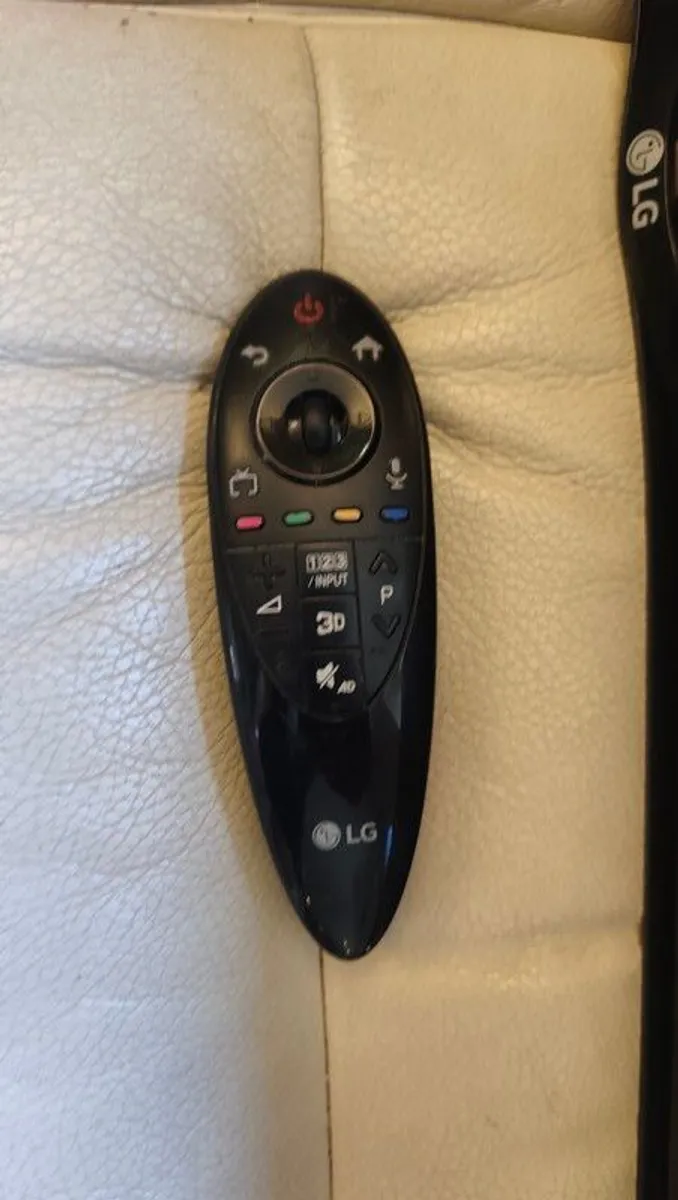 LG 40" Ultra HD TV + Wall bracket ( new in box) - Image 2