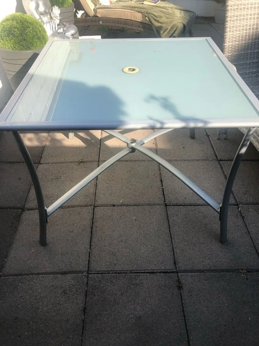garden table - Image 1