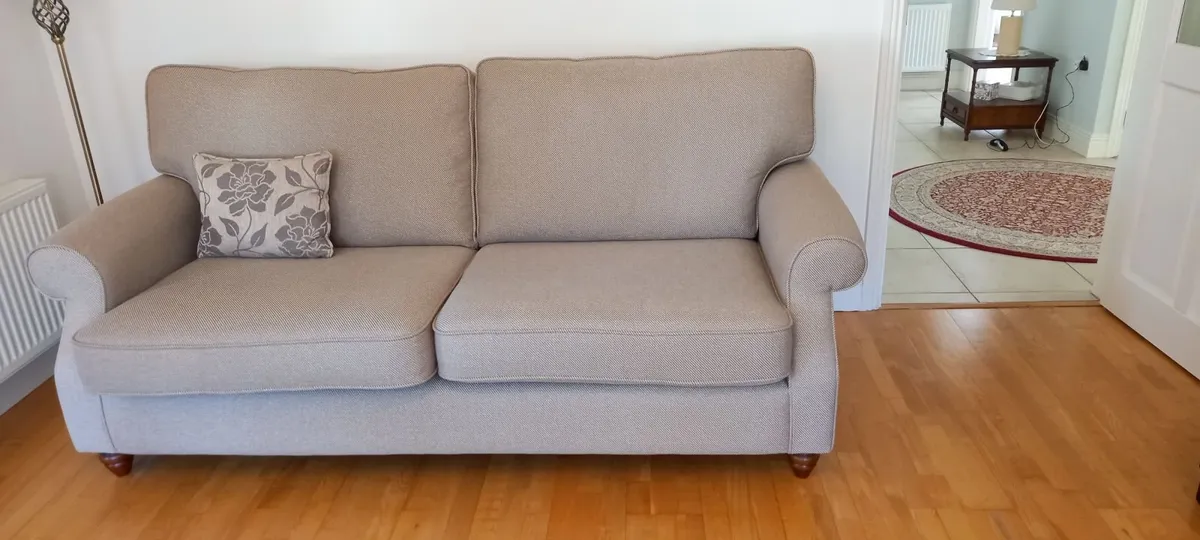 Like new Couch and two chairs - Image 1