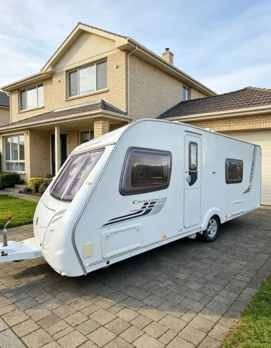 4/5 Swift caravan with fixed bedroom - Image 2