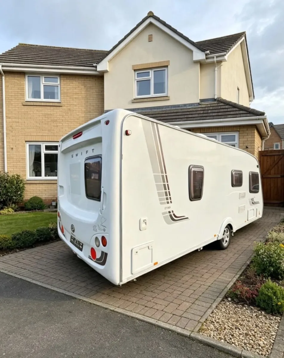 4/5 Swift caravan with fixed bedroom - Image 1