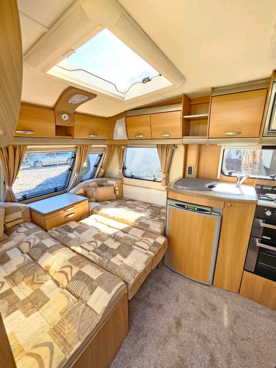 4/5 Swift caravan with fixed bedroom - Image 4