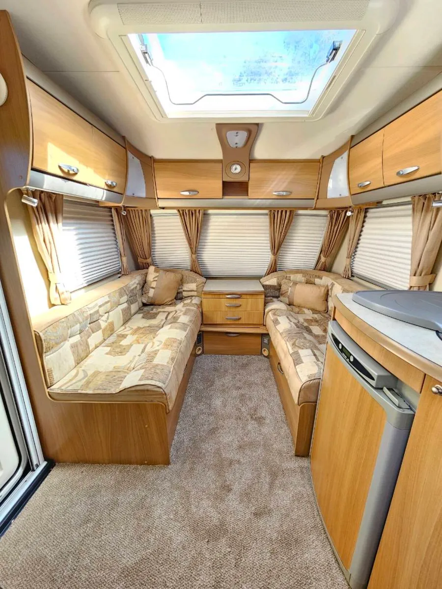 4/5 Swift caravan with fixed bedroom - Image 3