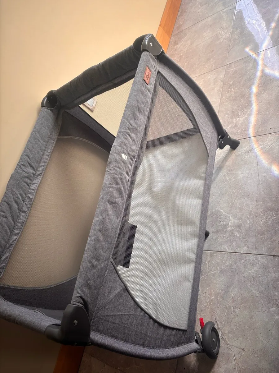 Baby elegance travel cot - Image 1