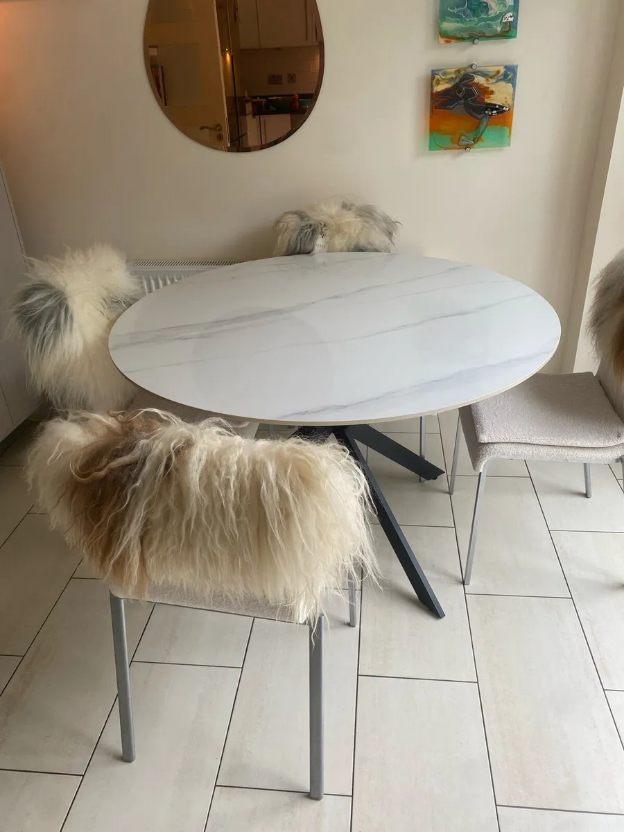 Marble table - Image 1
