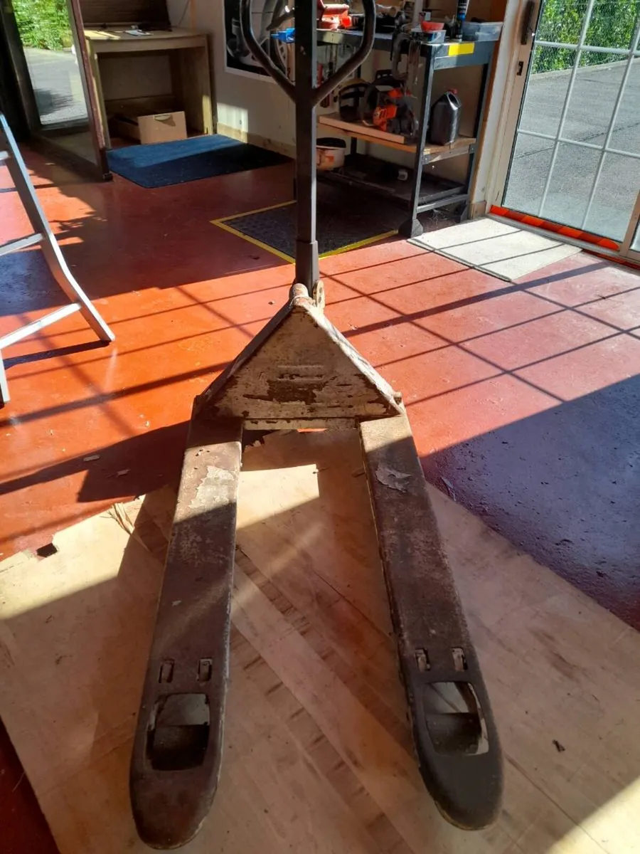Pallet  truck - Image 1