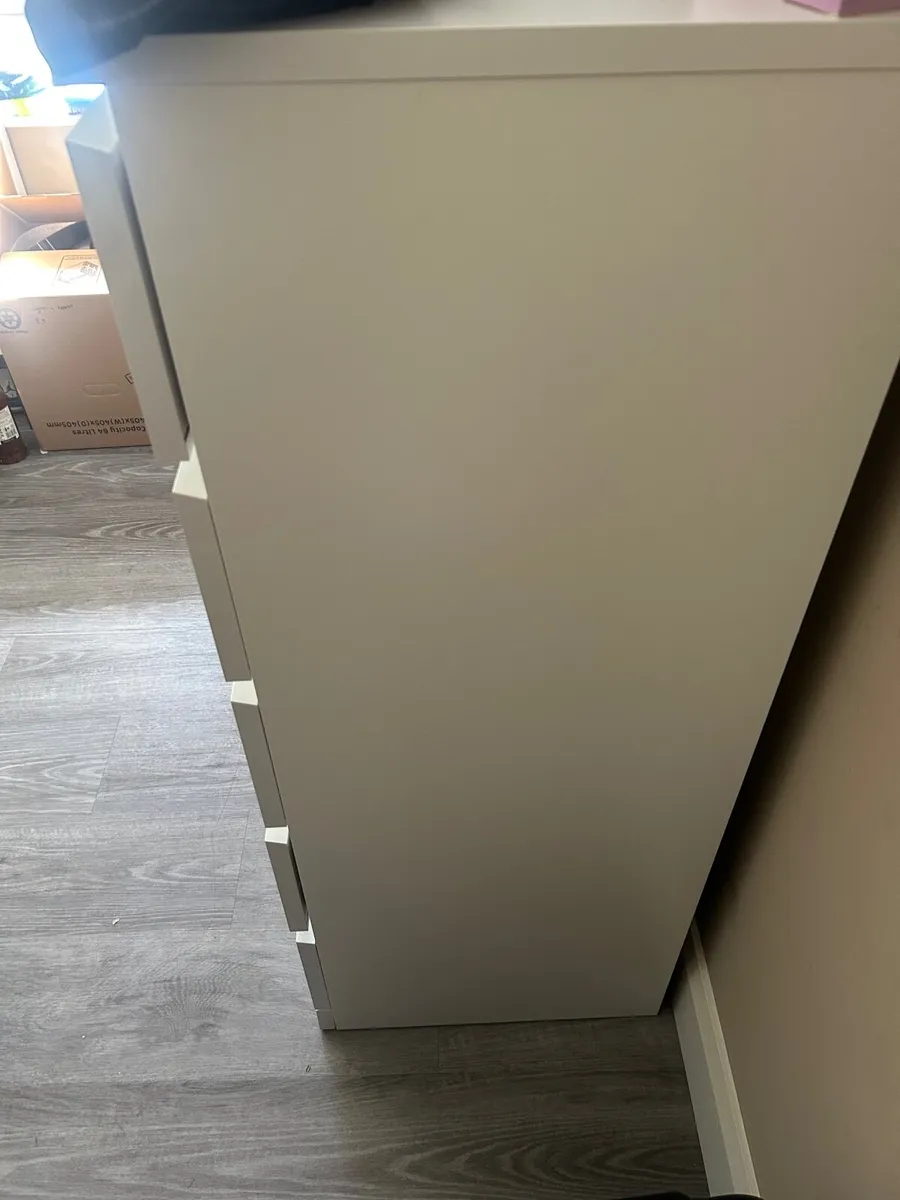 white 5-drawer chest of drawers - Image 1