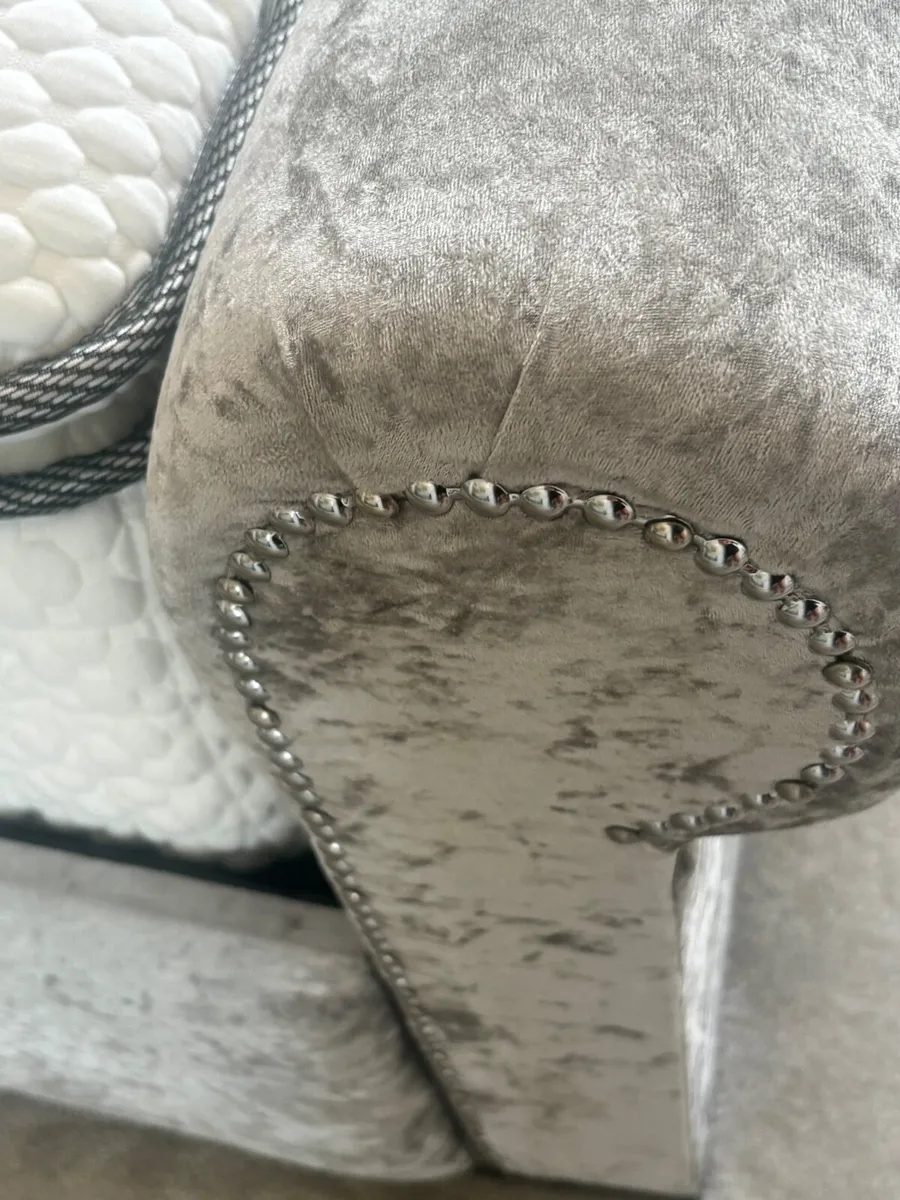 Super king bed  crushed velvet - Image 3