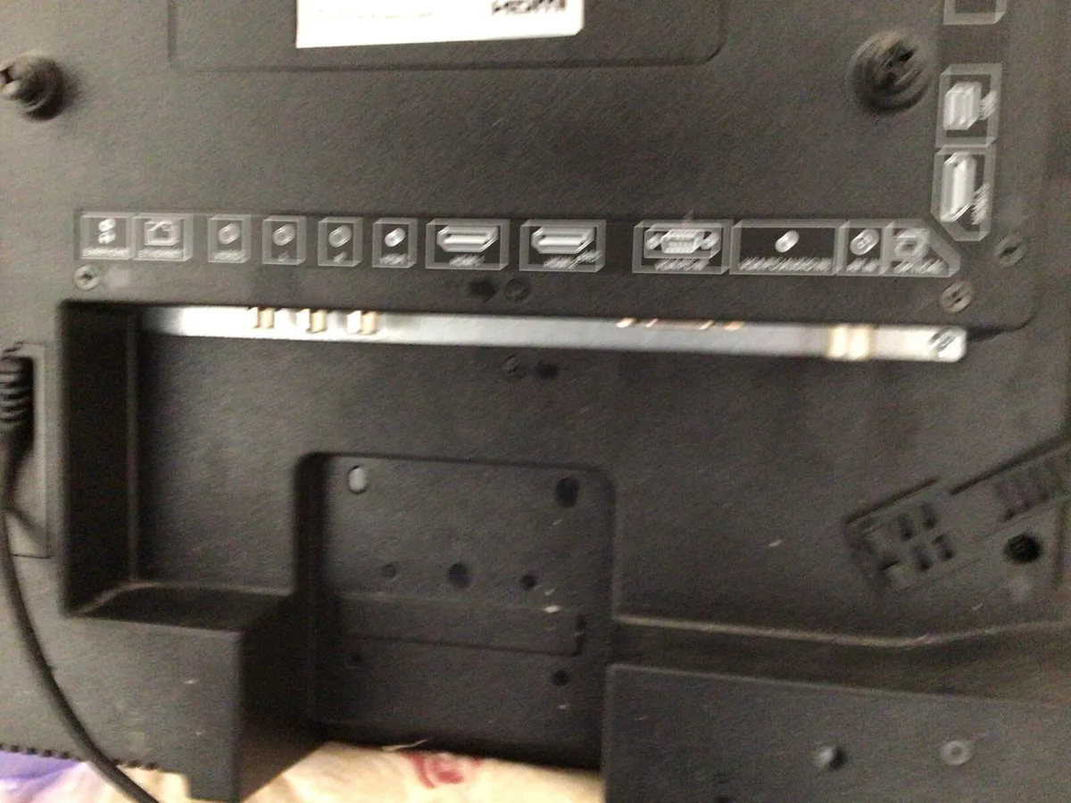 Sharp  32in television  like new with remote - Image 4
