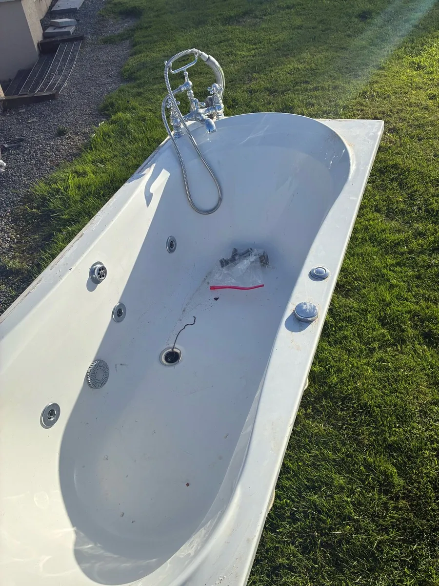 Jacuzzi bath - Image 1