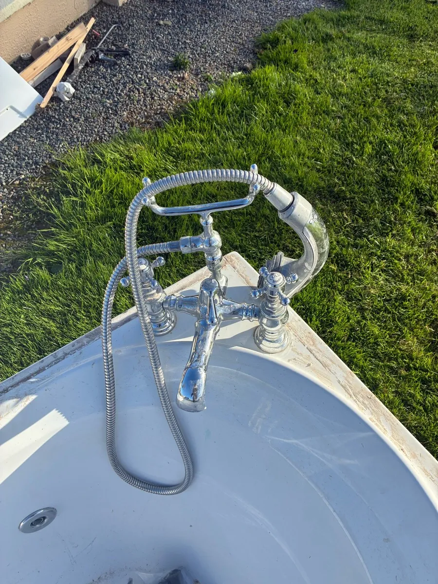 Jacuzzi bath - Image 2