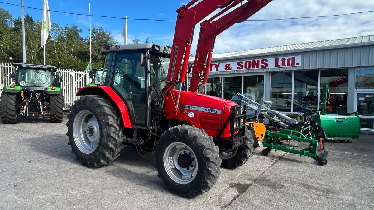 MF 4255 and Loader - Image 4