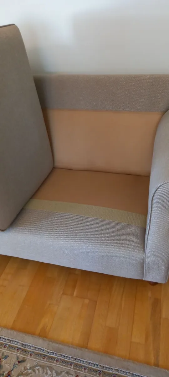 Like new Couch and two chairs - Image 2