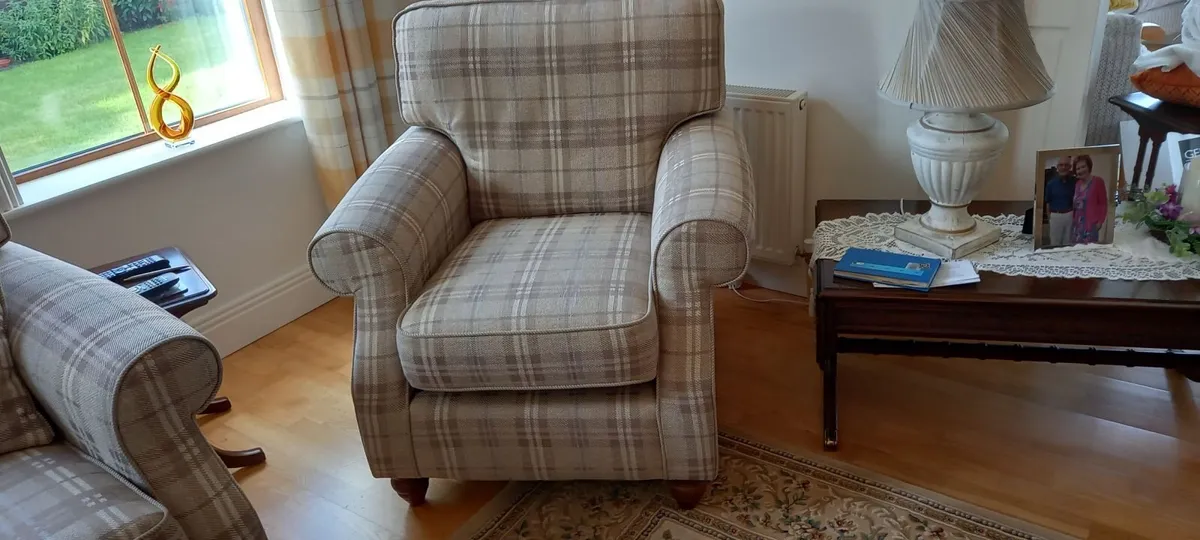 Like new Couch and two chairs - Image 3