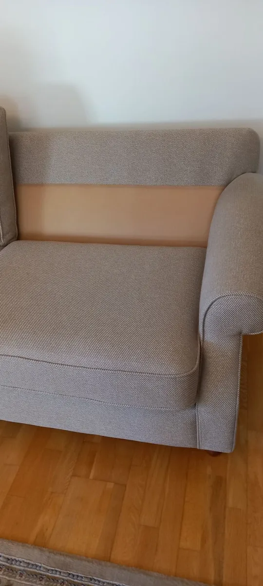 Like new Couch and two chairs - Image 4