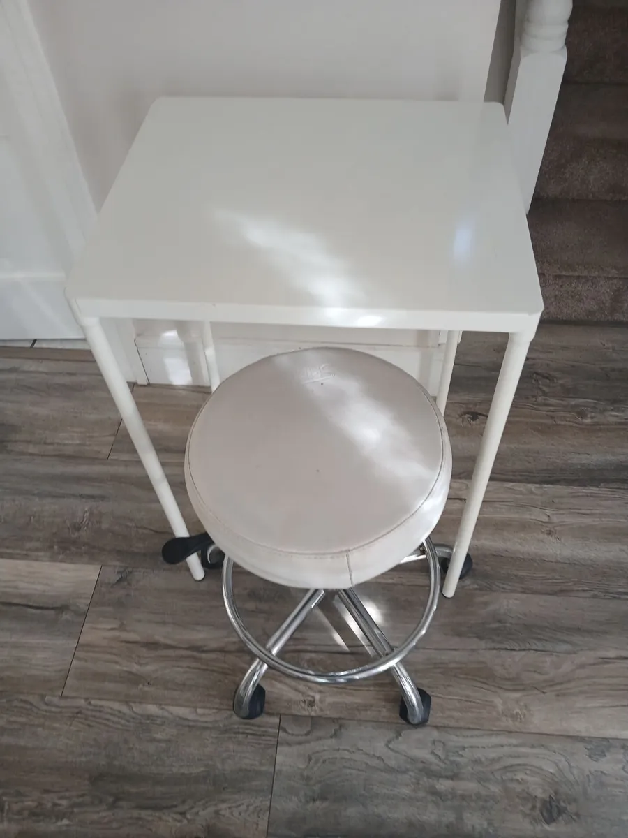 Table and swivel chair - Image 2
