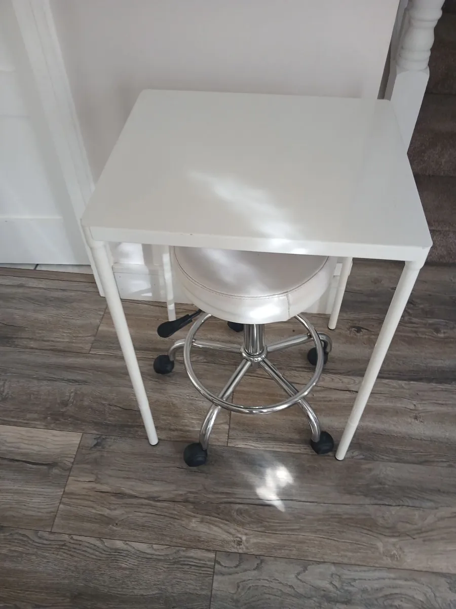 Table and swivel chair - Image 1