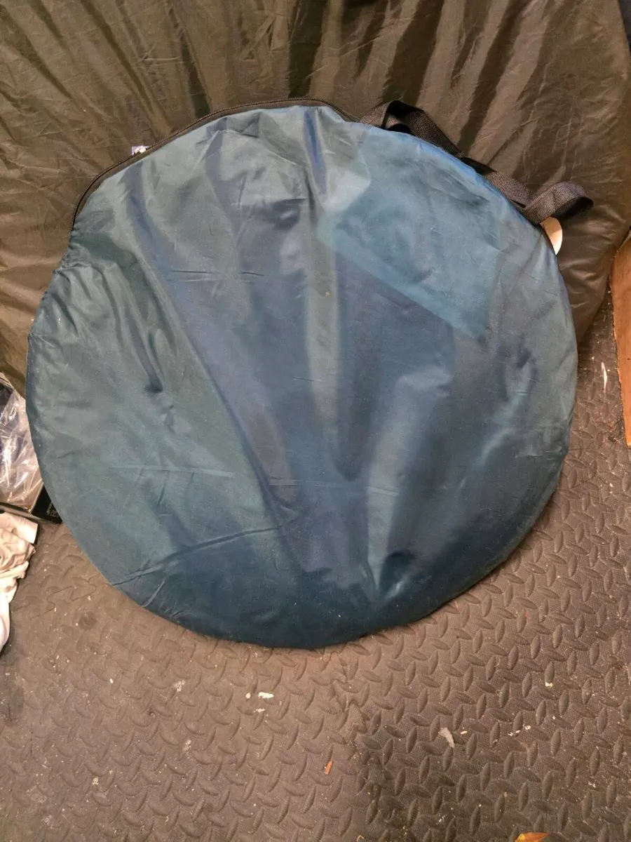 Pop up privacy tent