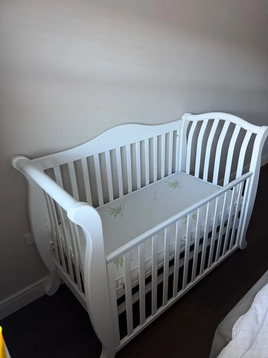 Baby cot with mattress - Image 2