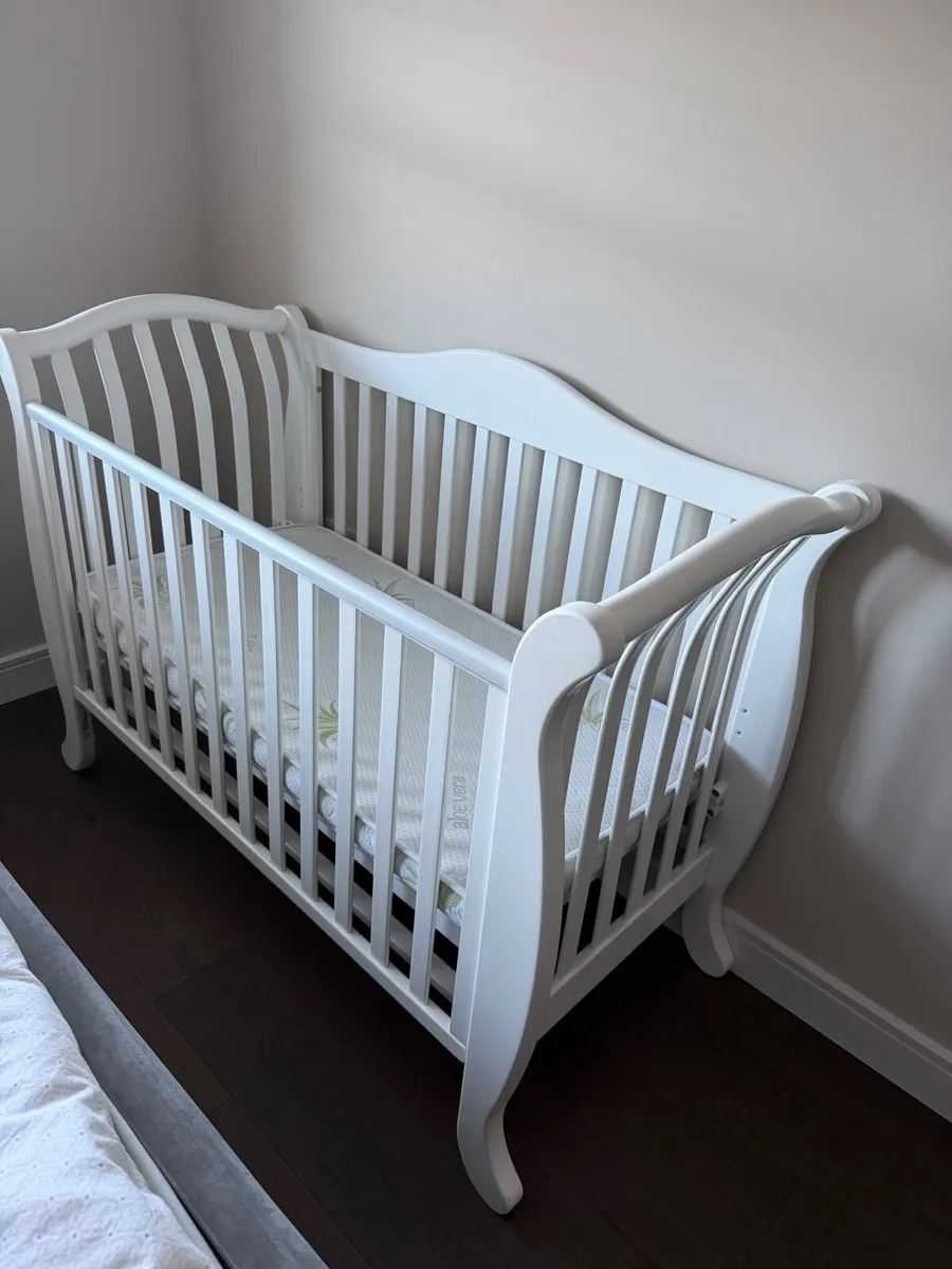 Baby cot with mattress - Image 1