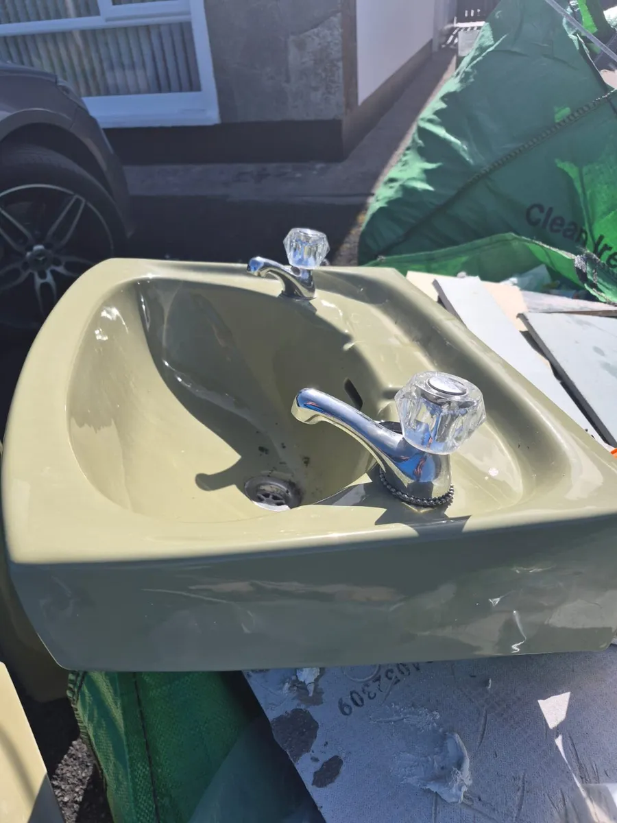 Retro Bathroom sink and toliet - Image 2