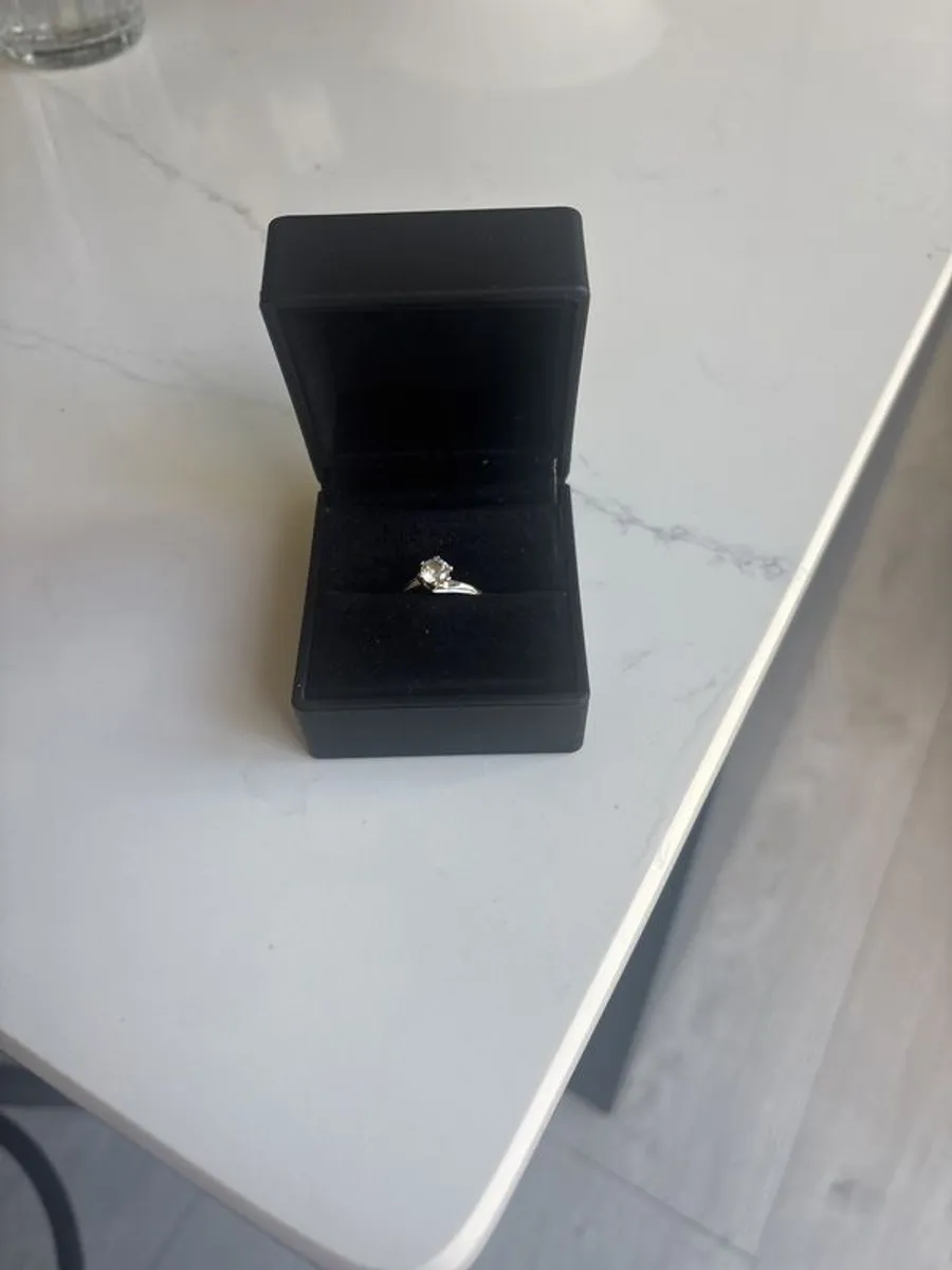 White gold beautiful ring Size N - Image 1
