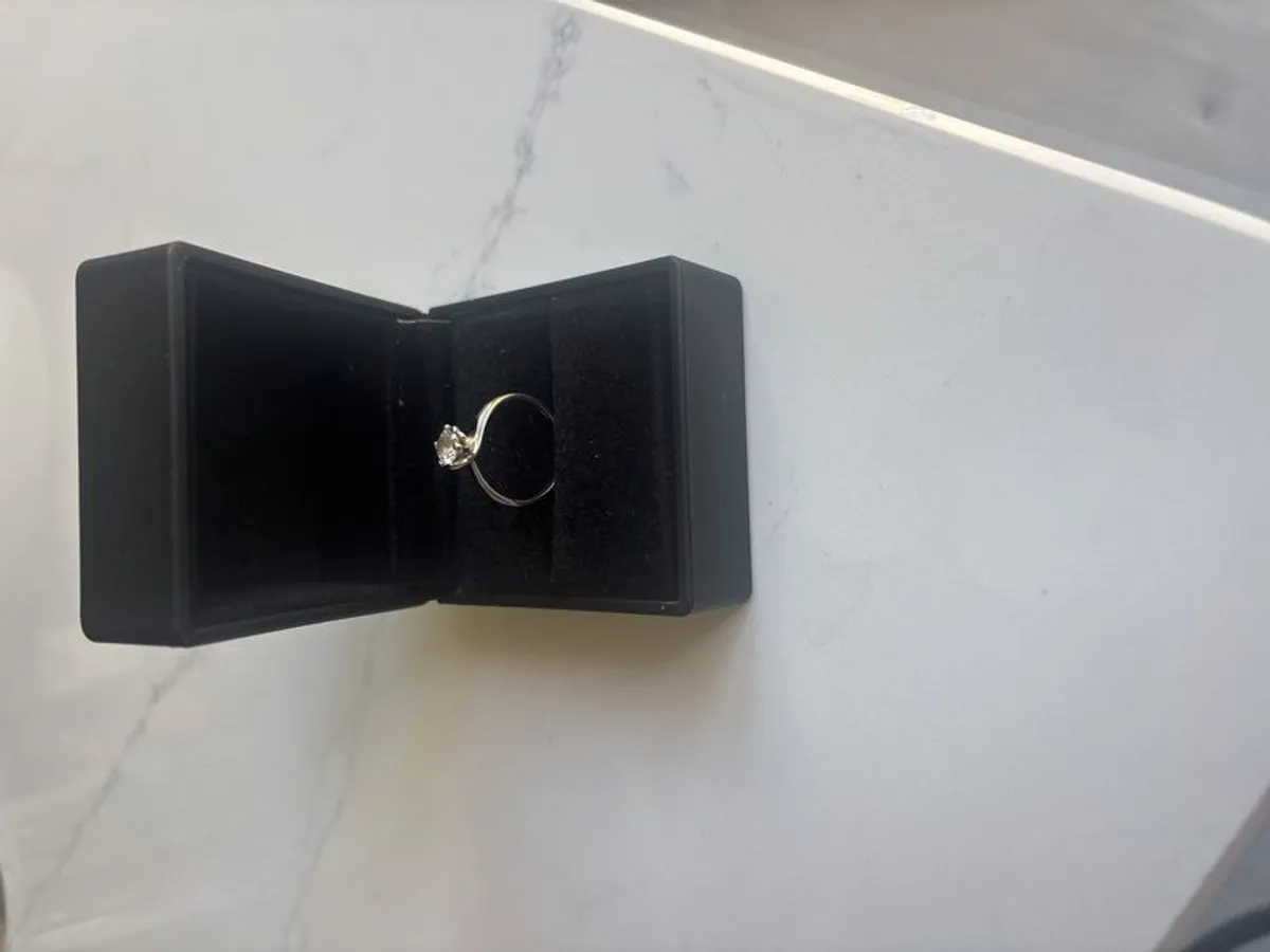White gold beautiful ring Size N - Image 2