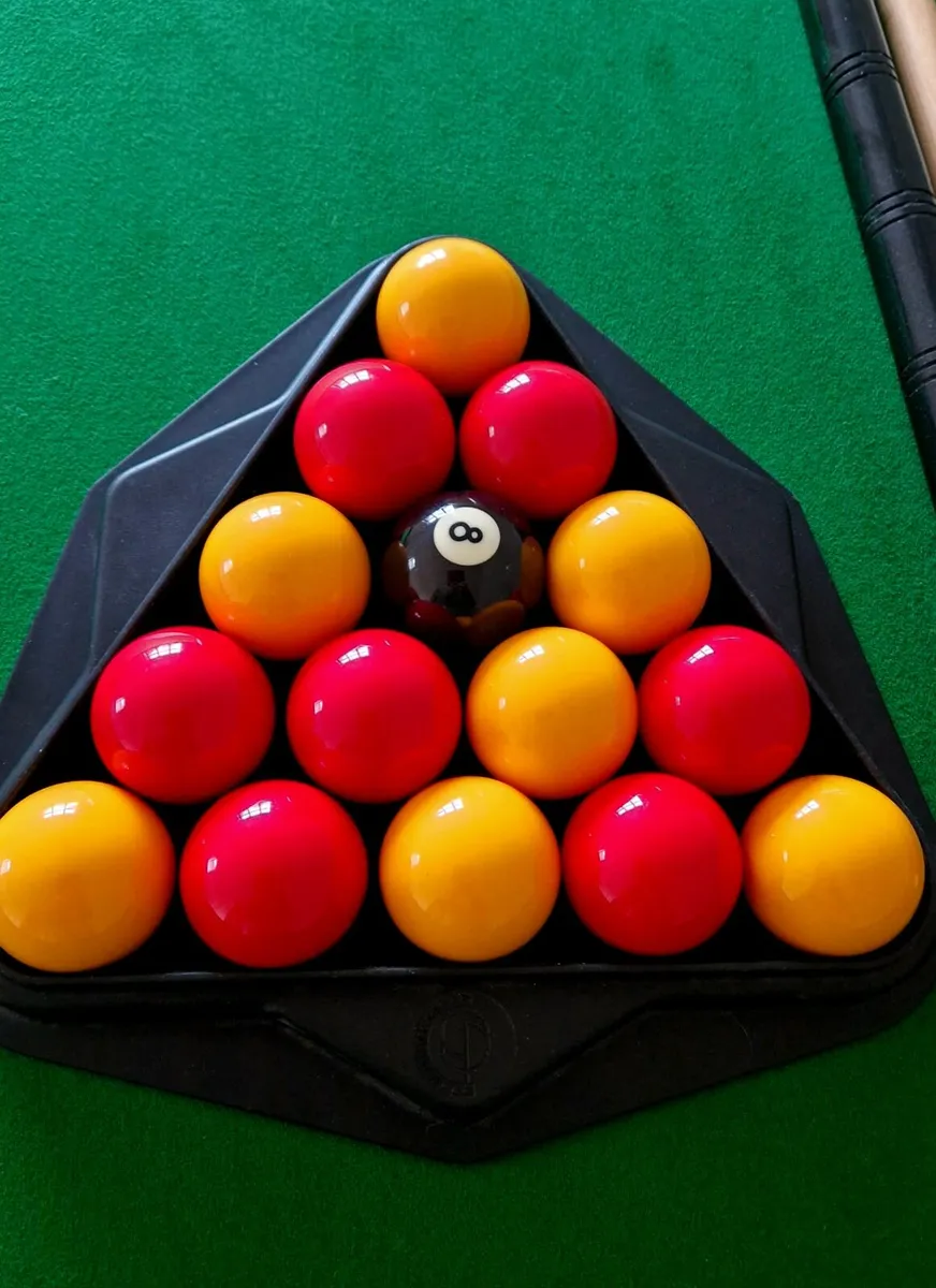 supreme prince 7x4 pool table,  just covered - Image 3