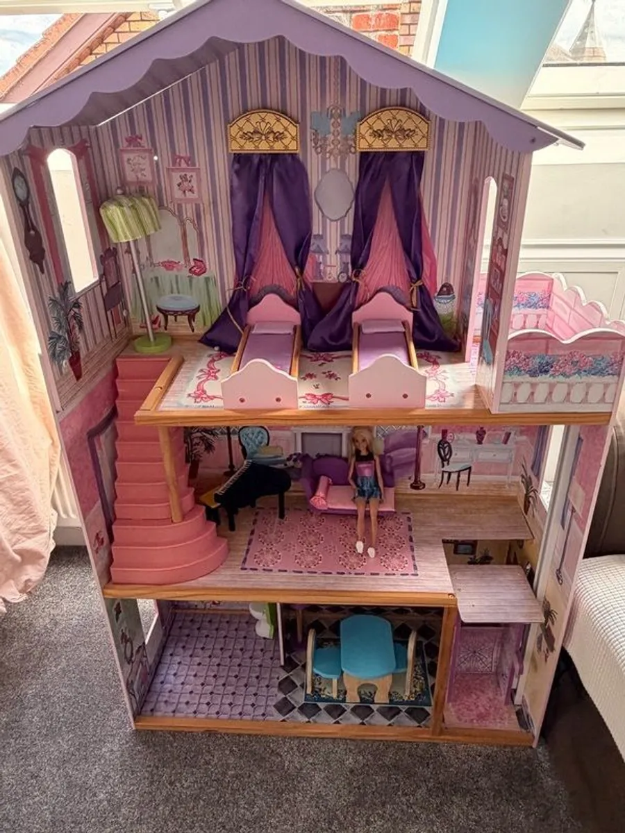 Doll House for sale - Image 1