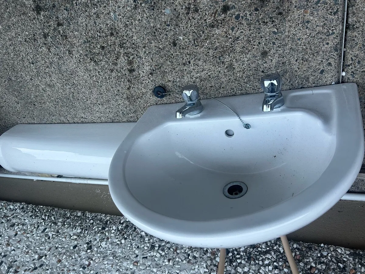 Radiator & Bathroom sink - Image 2