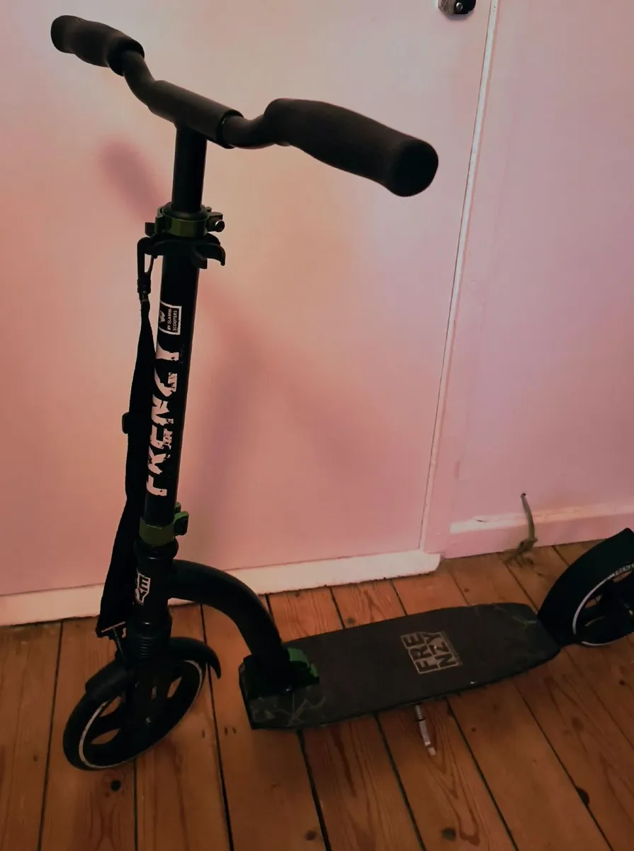 Adult FRENZY Scooter - Image 1