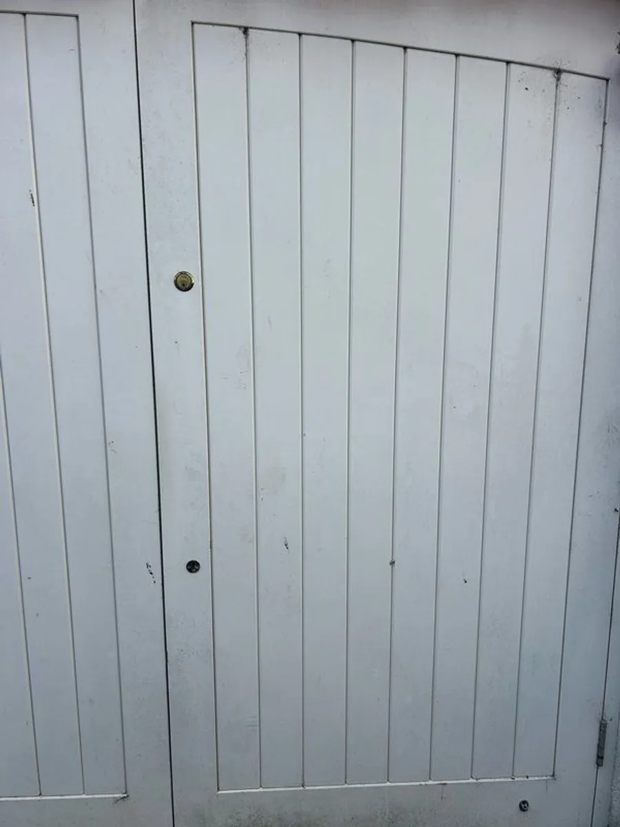 Garage - Image 1