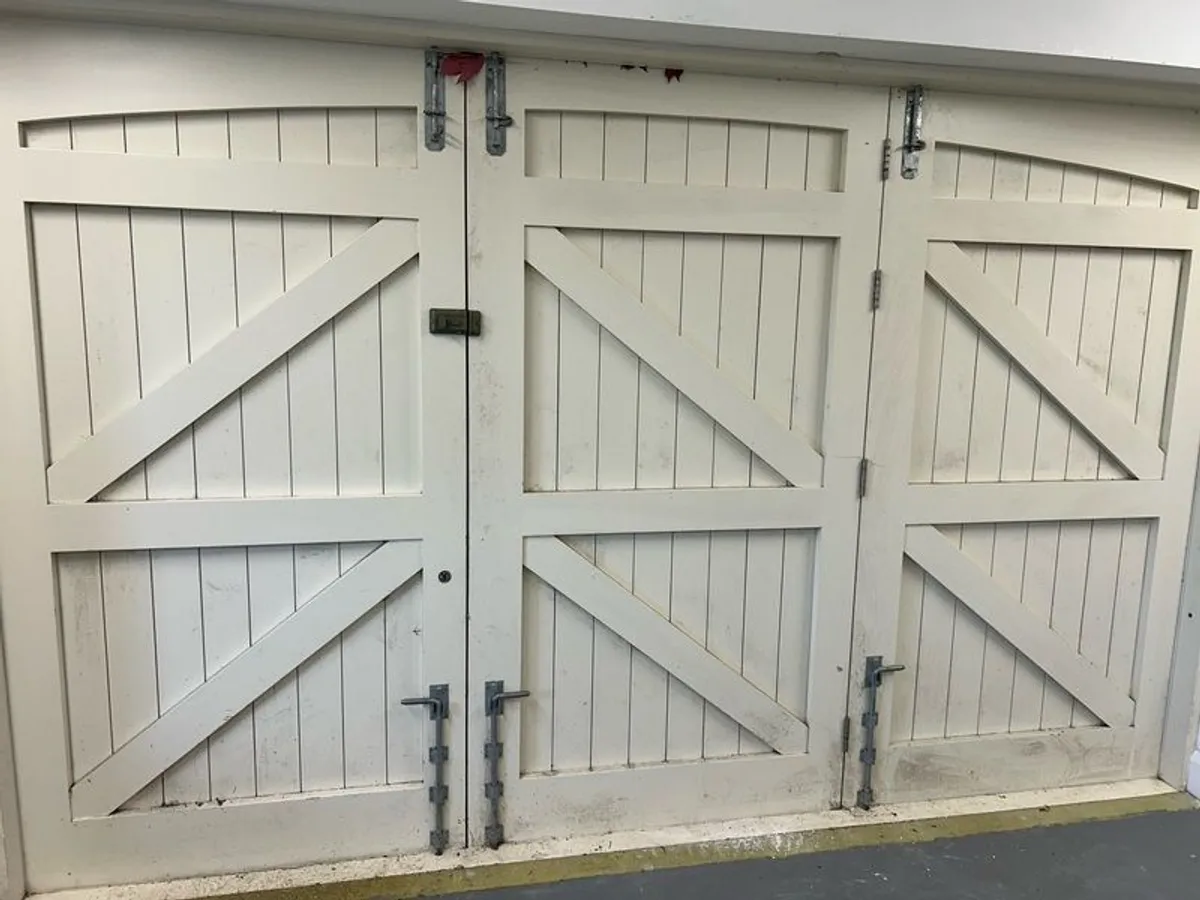 Garage - Image 2