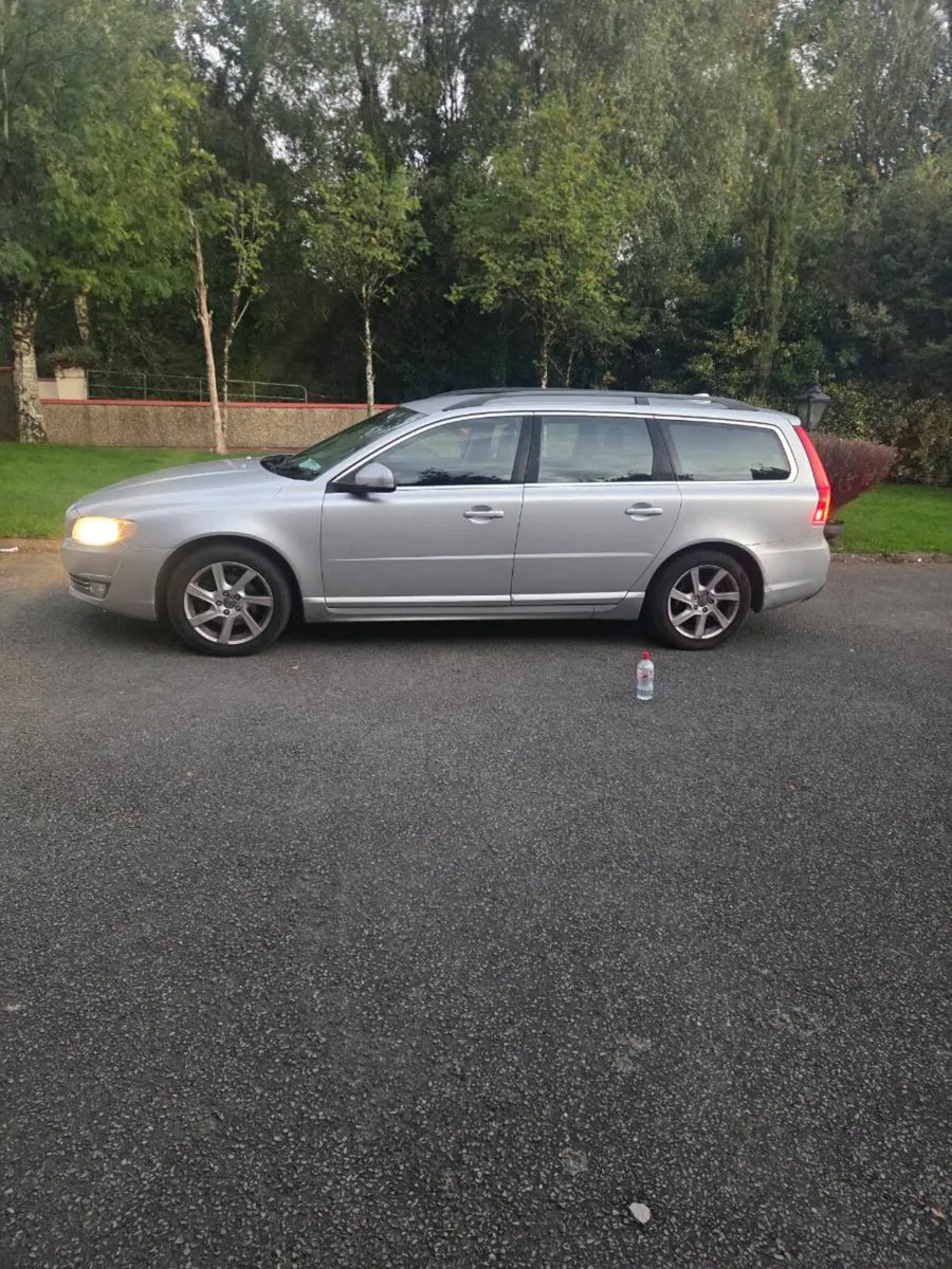 VOLVO V70 - Image 2