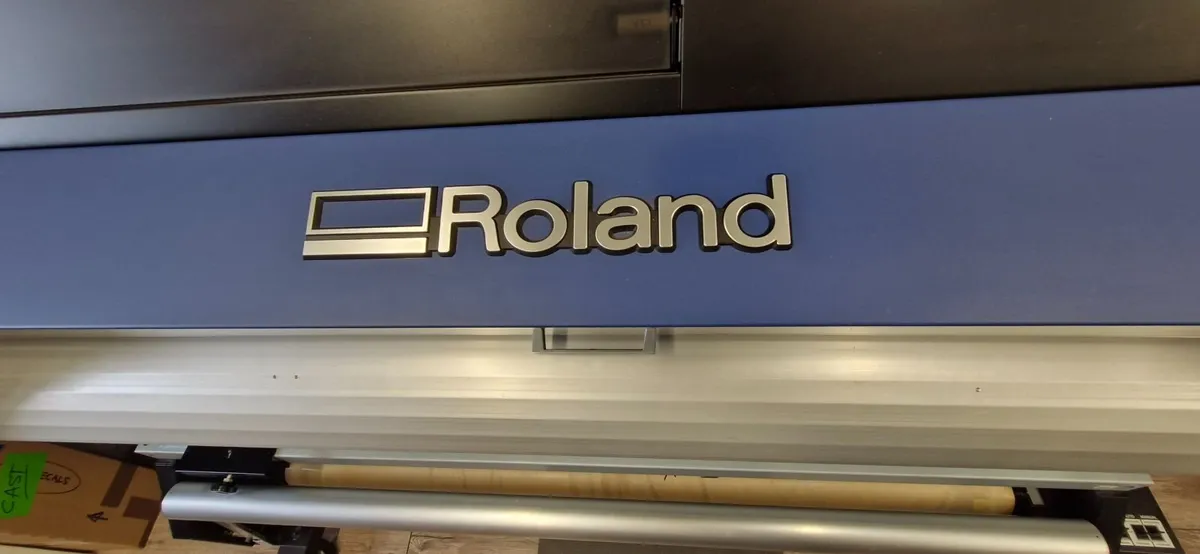 Roland digital printer with laminator. - Image 1