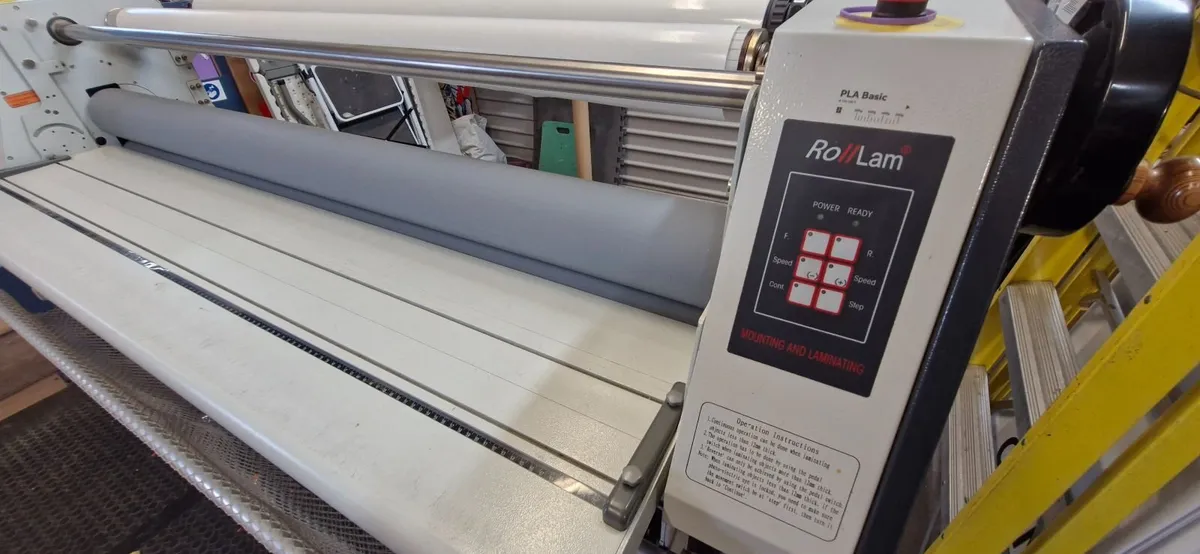 Roland digital printer with laminator. - Image 4