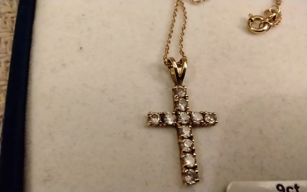 9ct gold white topaz cross pendant with chain 20" - Image 1