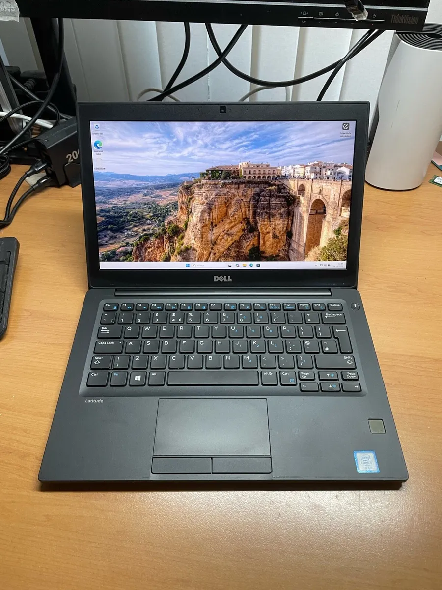 Dell laptop i7 pro 16/256 windows 11 - Image 1