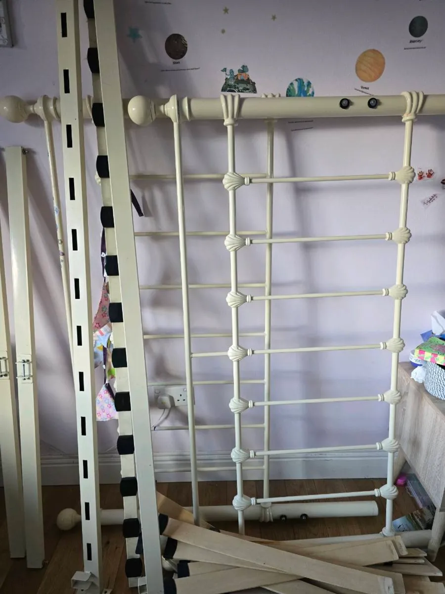Queen size bed - Image 1