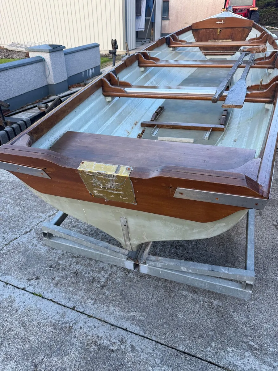 Boat engine and trailer - Image 3