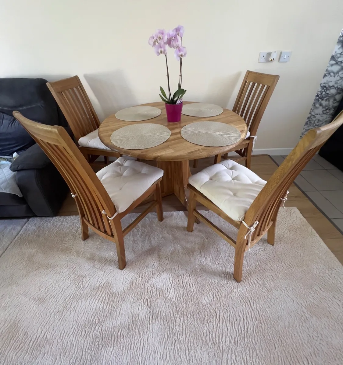 Wooden Extandable Table with 6 chairs