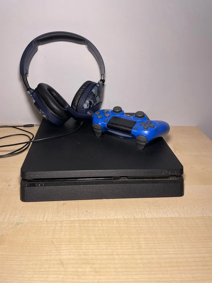 Ps4 slim + controller and headset + games - Image 1