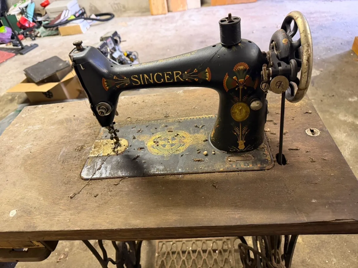 Antique singer sewing machine - Image 1