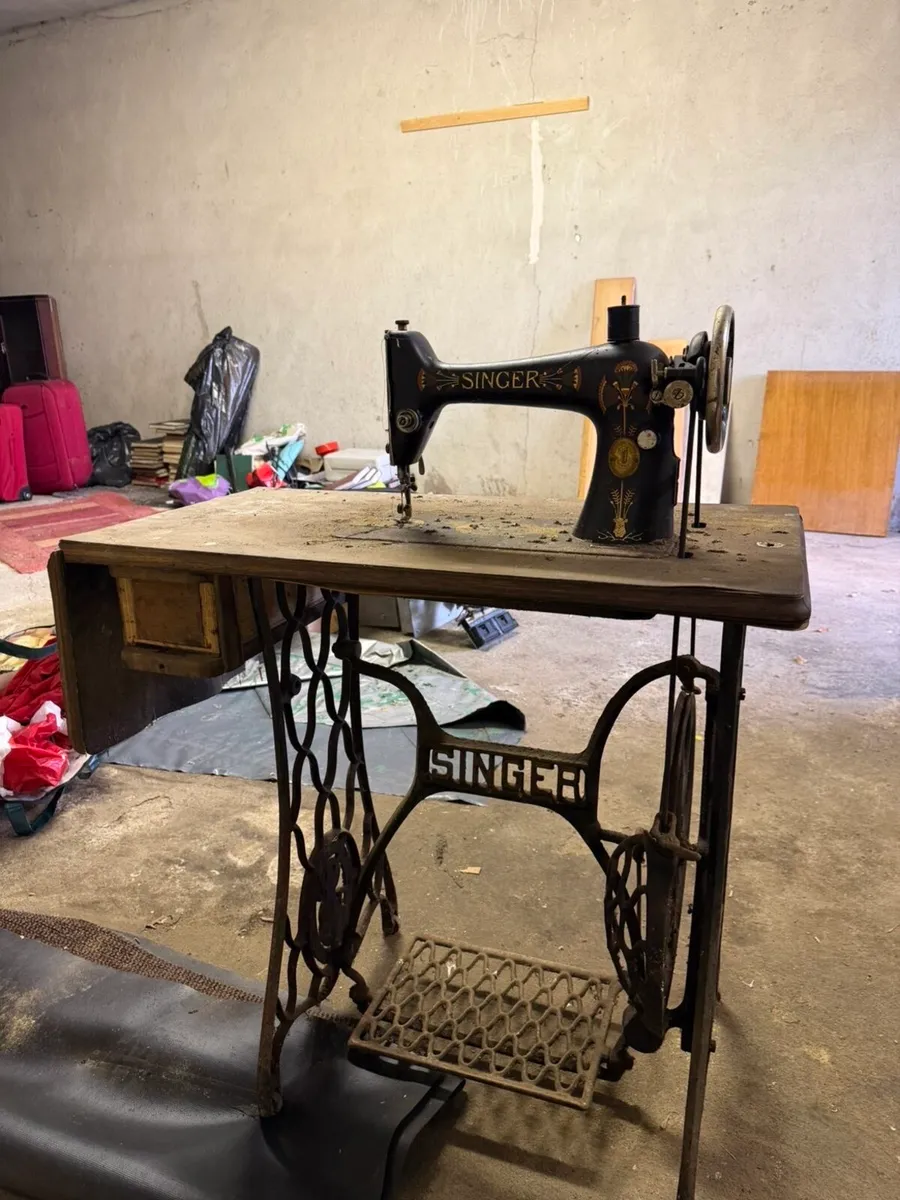Antique singer sewing machine - Image 2