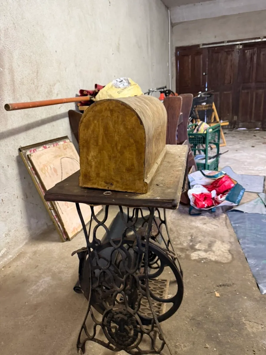 Antique singer sewing machine - Image 4