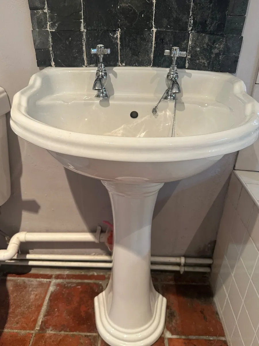 Bathroom Suite - Image 4