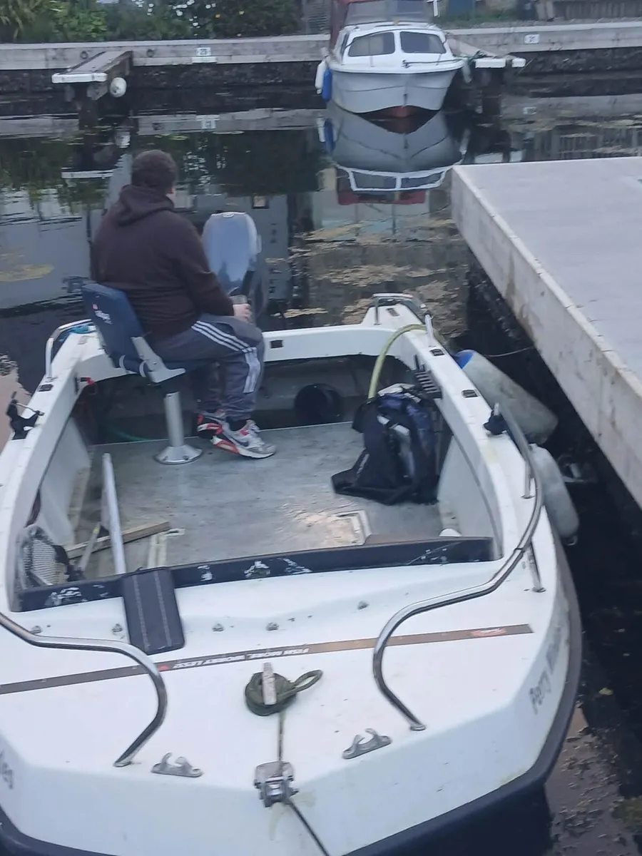 17 FOOT FIBRE GLASS WIDEBEAM BOAT - Image 1