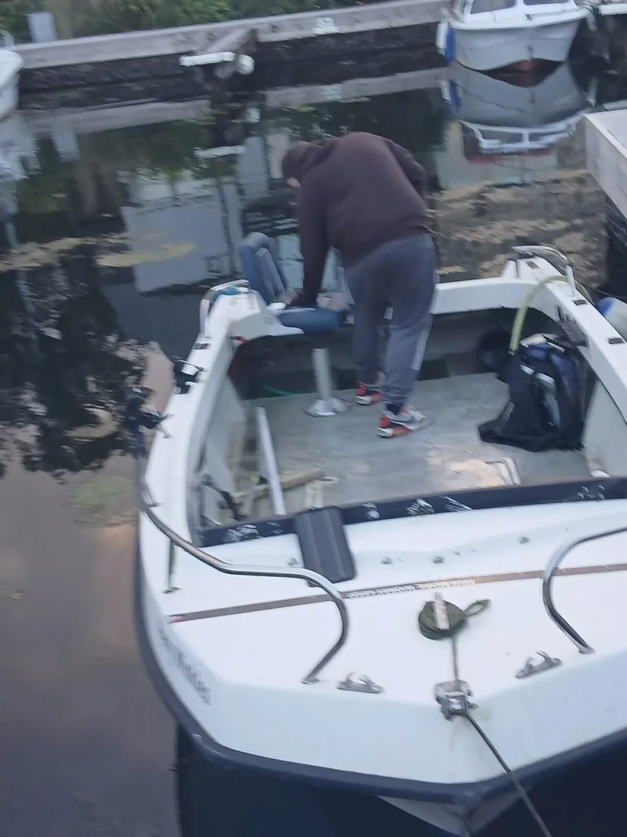 17 FOOT FIBRE GLASS WIDEBEAM BOAT - Image 2